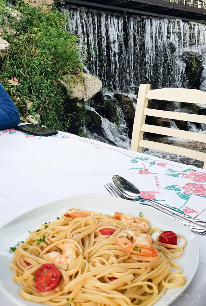 Obiad w restauracji z wodospadami