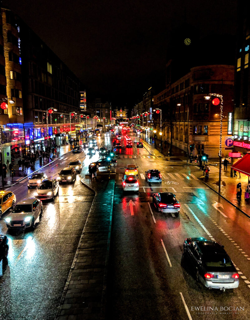Zatłoczona ulica nocą, światła