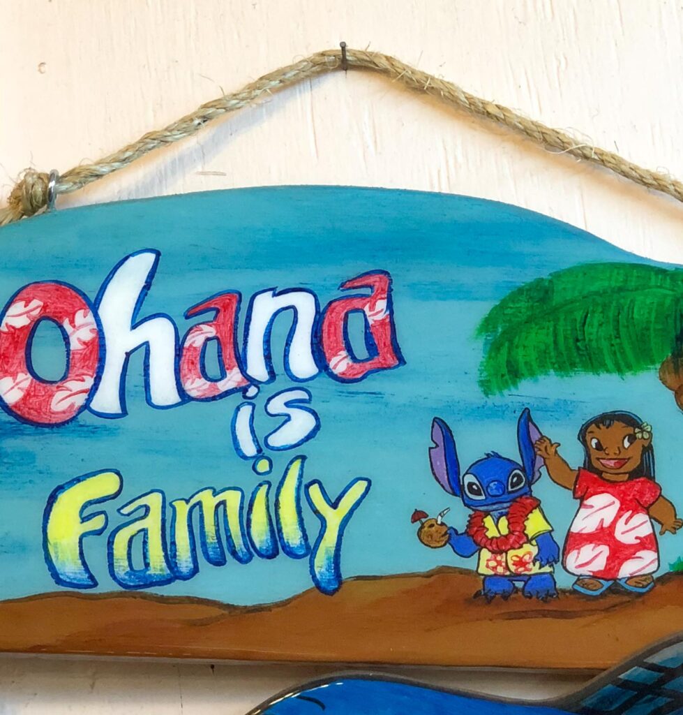 Ohana is Family - ohana znaczy rodzina, a w rodzinie nikogo się nie odtrąca, ani nie porzuca