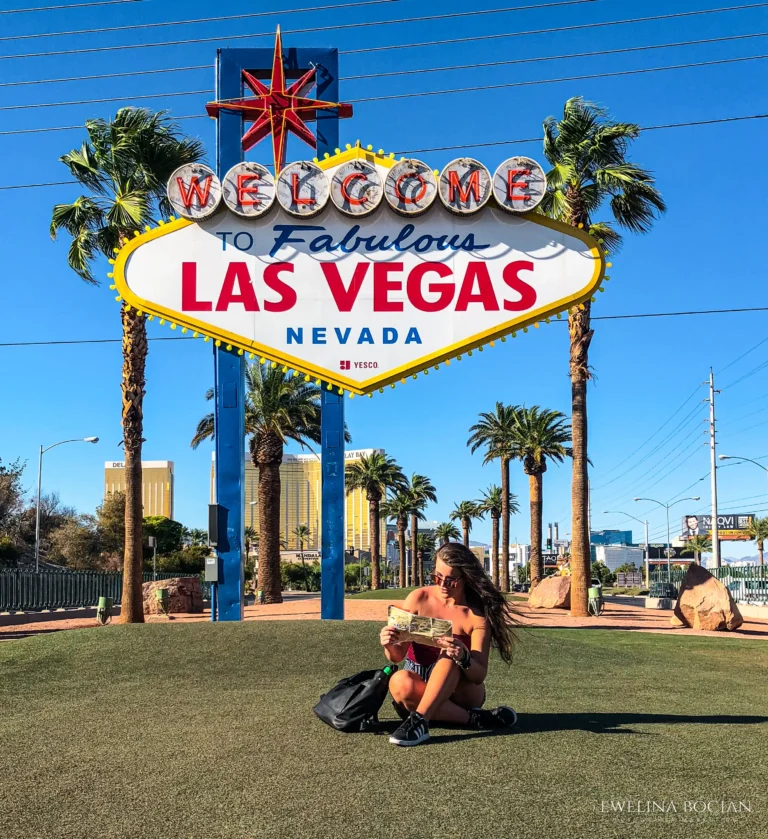 Las Vegas - dziewczyna szukająca drogi na mapie