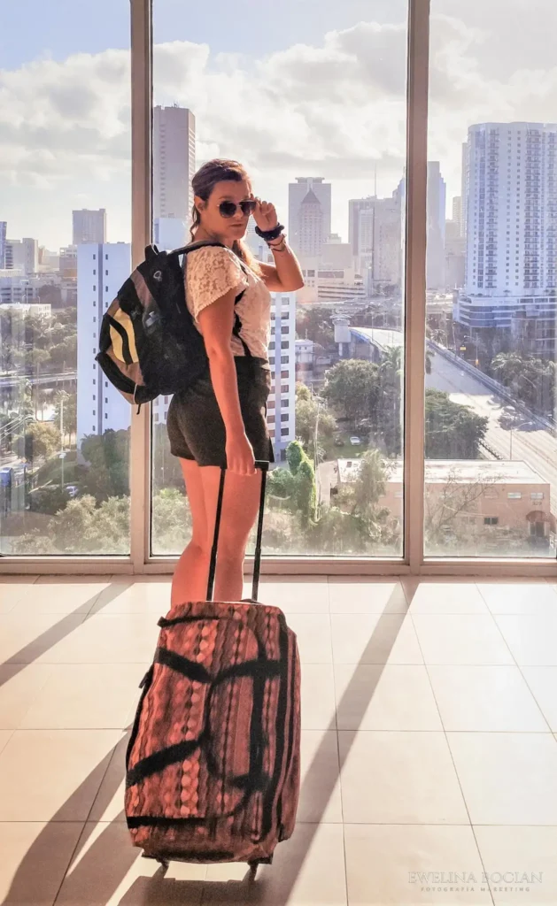 Dziewczyna z walizką gotowa na zwiedzanie Miami