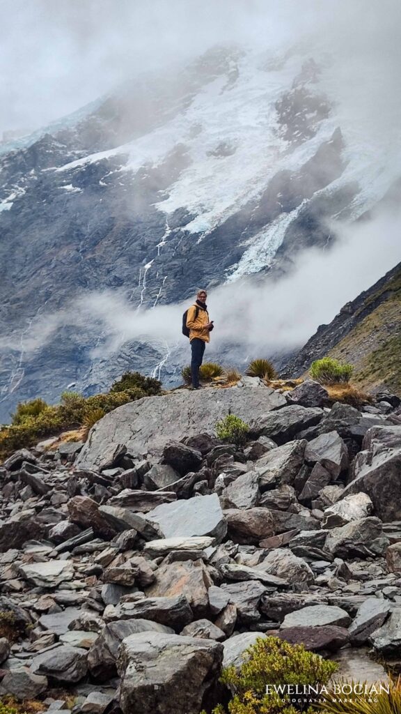 Jędrzej Dolata w tle z górą lodową Mount Cook, Nowa Zelandia