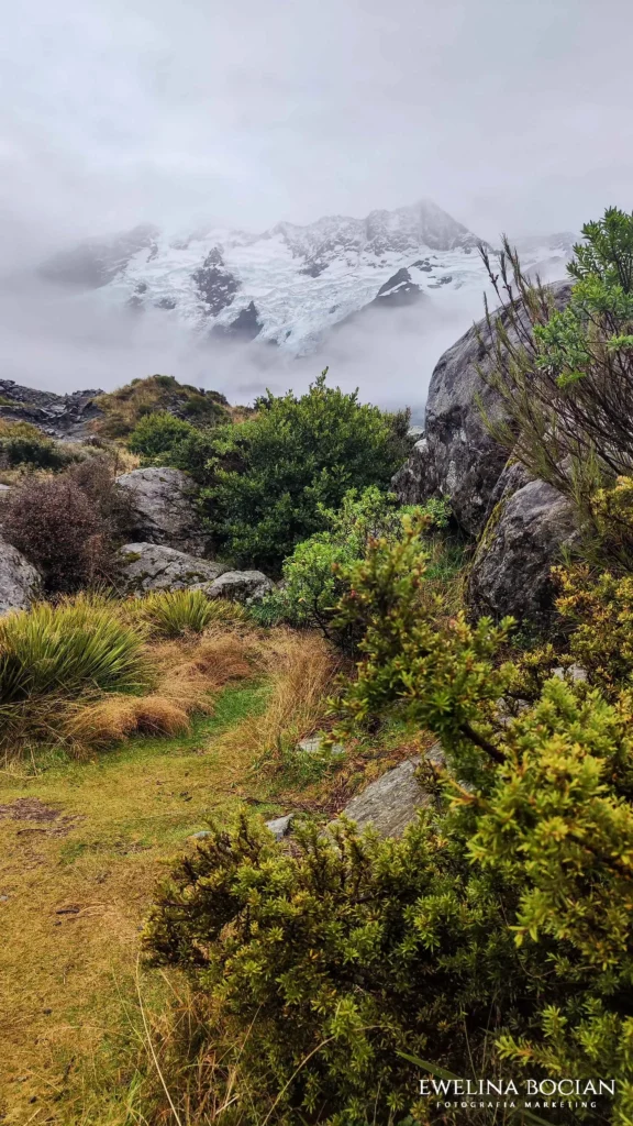Ukryty za mgłą Mount Cook, lodowa góra, jesień