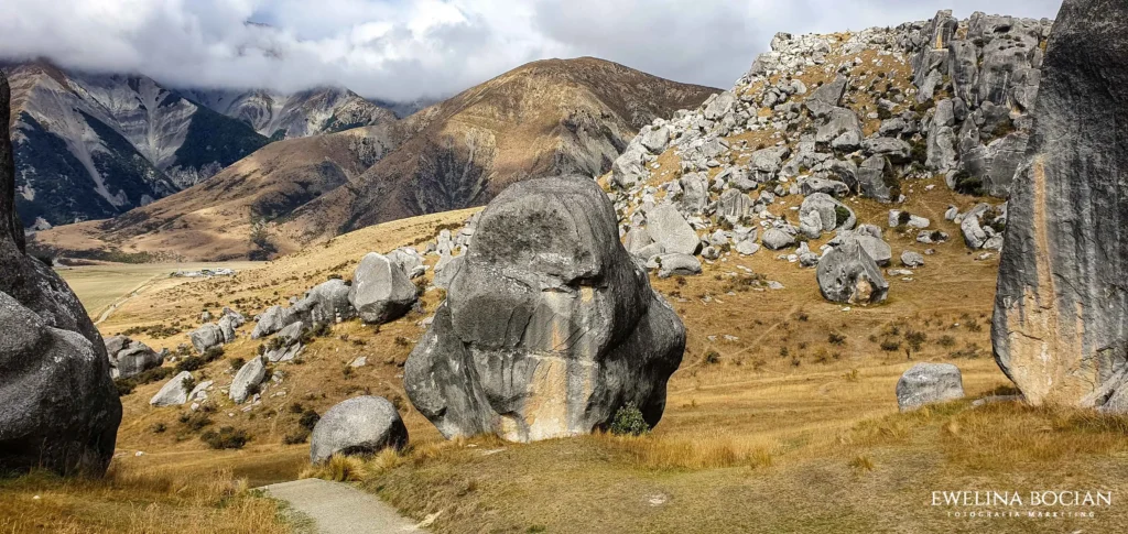 Castle Hill - polana z ogromnymi kamieniami i głazami, która została wykorzystana we Władcy pierścieni