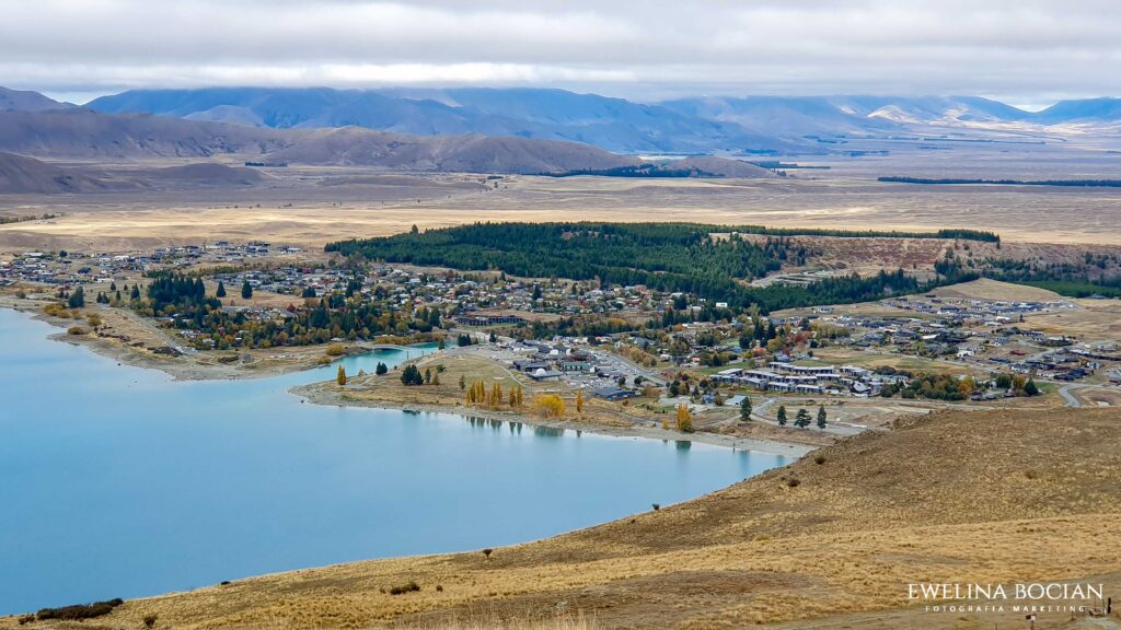 Widok na miasto Lake Tekapo z góry (z Obserwatorium)