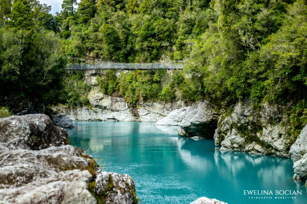 Blue Pools, Most nad niezwykle błękitnym jeziorem w Nowej Zelandii