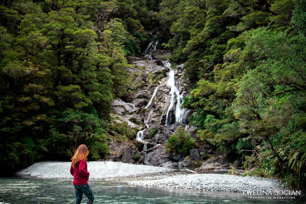 Fantail Falls, dziewczyna i wodospad
