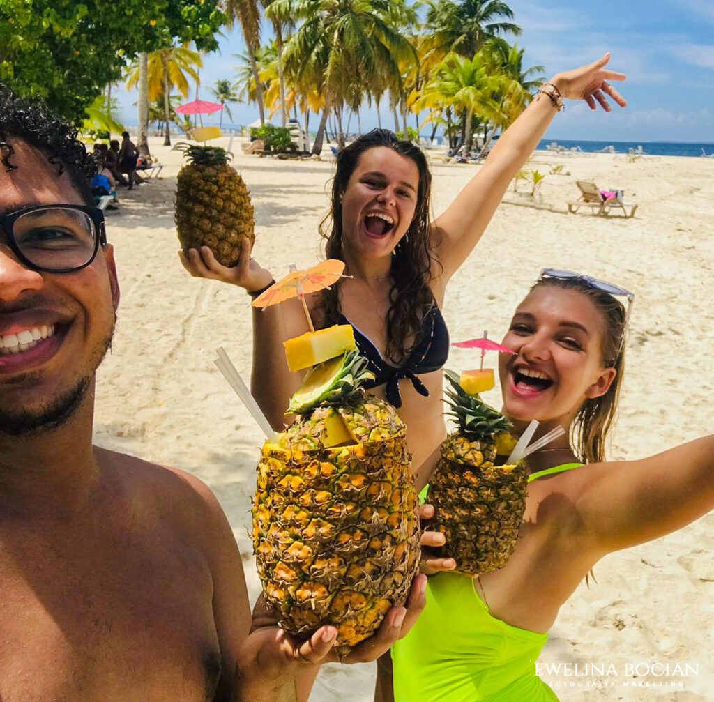 Drinki prosto z ananasa - dzień na wyspie Saona