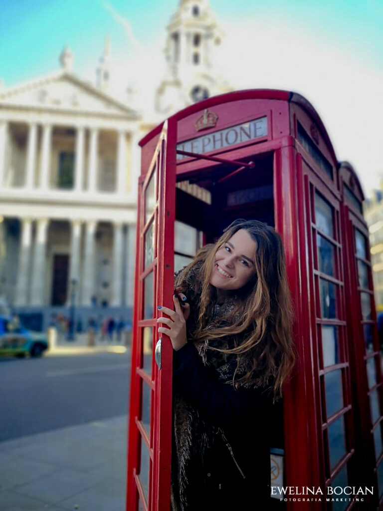 Klasyczna, czerwona budka telefoniczna w Londynie