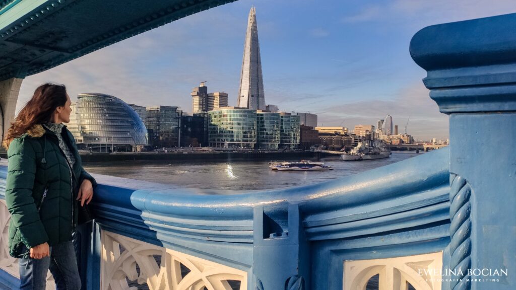 Ewa spoglądająca na miasto z mostu Tower Bridge