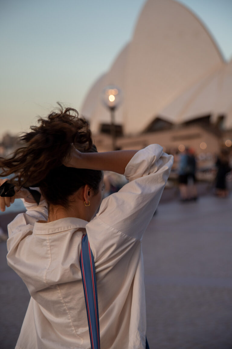 Dziewczyna idąca w stronę Opery w Sydney